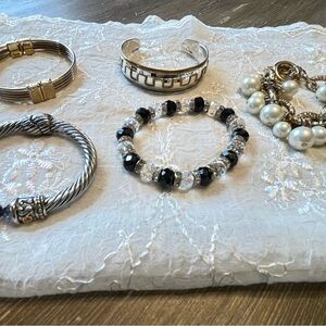 Set of 5 bracelets in very good condition.